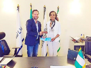 Seyi Shay signs contract with Samsson