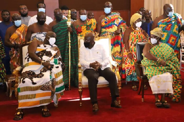 President Akufo-Addo in a chat with the Okyenhene, Osagyefuo Amoatia Ofori Panin