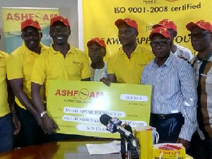 Darko Antwi (left) presenting a dummy cheque of GHC130000 to Kwasi Appiah