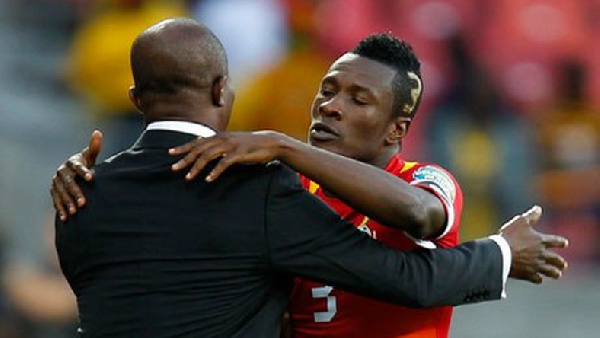 File: Asamoah Gyan embracing Coach Kwasi Appiah