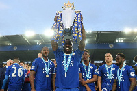 Jeffrey Schlupp lifting the EPL trophy four years ago