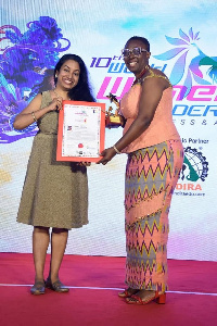 Sophia Kudjordji (right) receiving the award