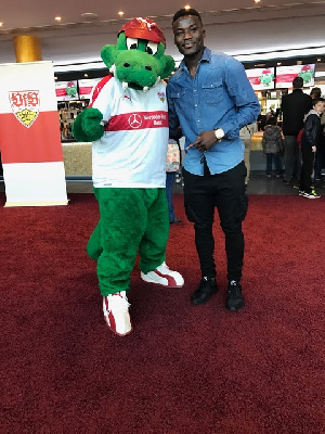 Nuno Sarpei with a the mascot of Stuggart