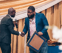 D Black receiving his fake UN-Kofi Annan award from Dr UN