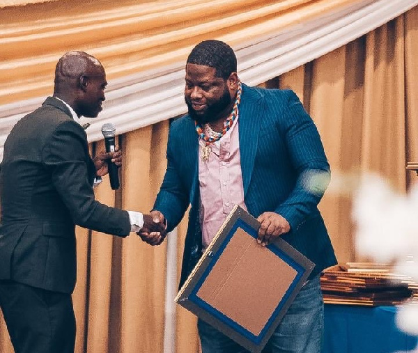 D Black receiving his fake UN-Kofi Annan award from Dr UN