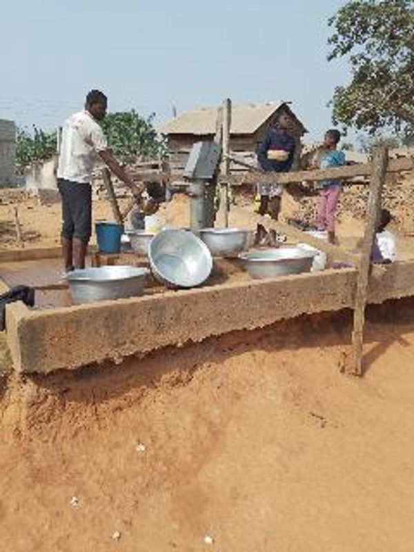 Some residents of  Fufuni, Kokotiesua and Dabaa trying to get water from faulty borehole