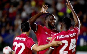 Timothy Fosu-Mensah give Romelu Lukaku a high five