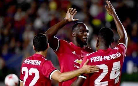 Timothy Fosu-Mensah and his United team mates