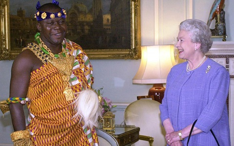 Osei Tutu II meets the Queen in 2000