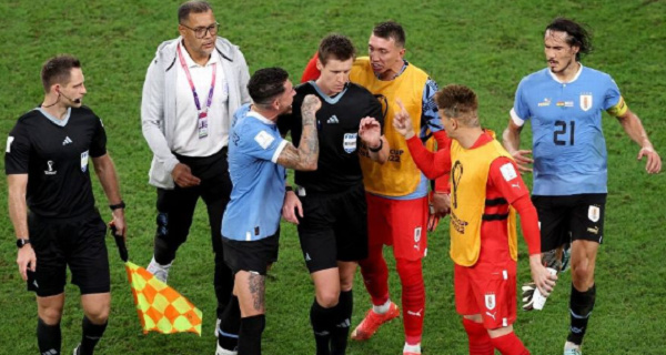 Uruguay players attack referee Daniel Siebert