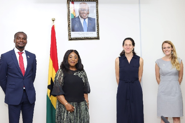 The Minister of Foreign Affairs (second left) with the CRS delegation