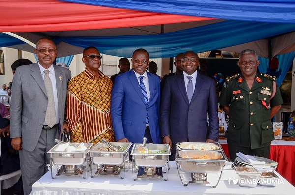 Vice President Dr. Mahamudu Bawumia serving food to soldiers lined up in a queue