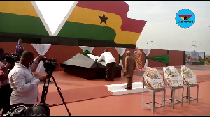 Mr Koku Anyidoho laying his wreath at the Asomdwoe park