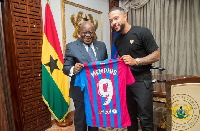 Memphis Depay with president Akufo-Addo