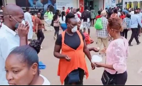 Hawkers sell face masks along Moi Avenue near Kenya National Archives