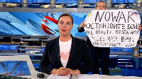 Marina Ovsyannikova wey be editor for di state controlled Channel 1 be anti-war activist