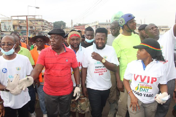 Ashanti Regional Minister Alexander Ackon (middle)