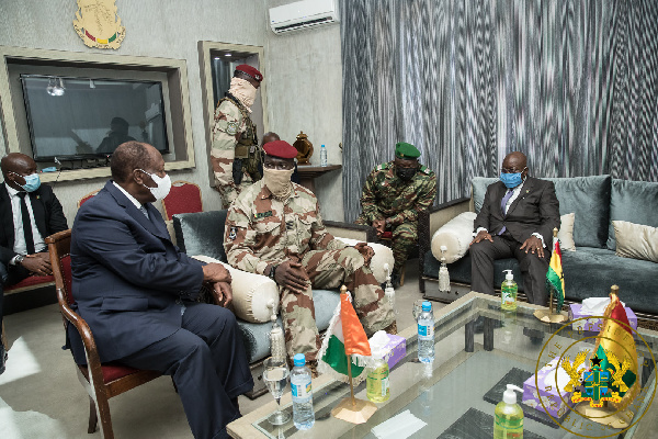 ECOWAS leaders Akufo-Addo (right) and Quattara meet with Guinea coup leader Doumbouya