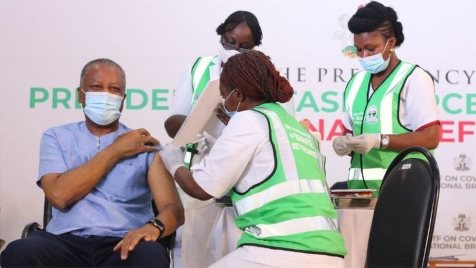 Nigeria Foreign Minister as him dey receive vaccine for Abuja