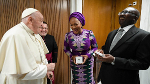 Pope Francis meets Dr. Bawumia, in the “Auletta” of the Vatican's Paul VI Hall (Vatican Media)