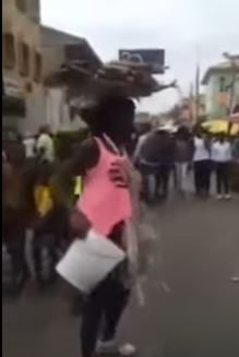 The beautiful fish vendor dancing to 'Samba'