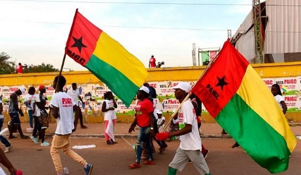 Residents of Bissau carrying the national flag during election campaigns | File photo