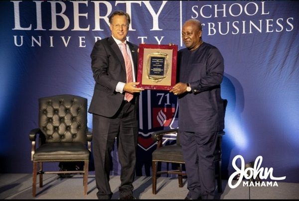 Ex-President Mahama receiving the award from Dr. Dave Brat