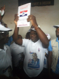 Alfred Obeng Boateng displaying the forms after picking them