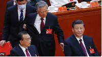 Hu Jintao (centre) bin siddon next to im successor Xi Jinping (right) before dem escort am out