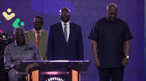 John Agyekum Kufuor, Mahamudu Bawumia and John Dramani Mahama (from left to right), praying