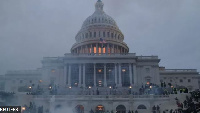 Supporters of Donald Trump clash wit police officers in front of di US Capitol. Photo: Reuters