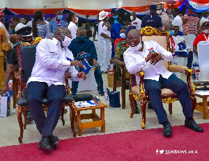 Vice President Mahamudu Bawumia (L) and President Nana Akufo-Addo (R)