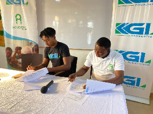 Mr Elliot Dadey (L) with Amadu Mohammed (R) of Achievers Ghana signing the partnership