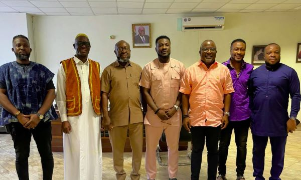 Asamoah Gyan (middle) with his team and officials of the NSA