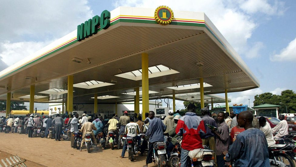 Nigeria goment don tok say dem no dey in a hurry to increase di price of petrol