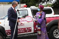 MD of APL-Nissan Ghana, Mr Accad handing over the keys to Chair of the COVID-19 Trust Fund