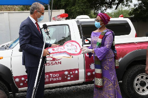 MD of APL-Nissan Ghana, Mr Accad handing over the keys to Chair of the COVID-19 Trust Fund