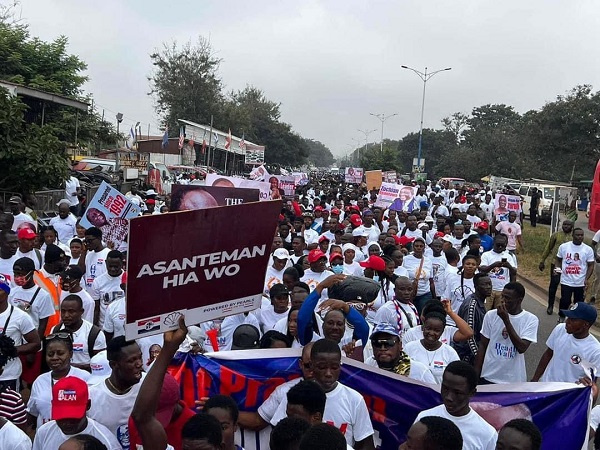 A massive crowd poured out on the streets to show support for Alan in the Ashanti Region