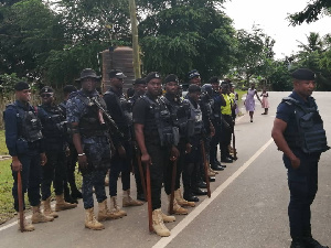 Armed police personnel arrived on time to prevent a near-chaotic situation