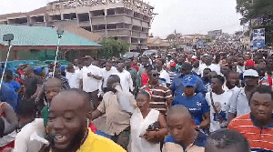 Dr Mahamudu Bawumia walks with NPP supporters in Kumasi