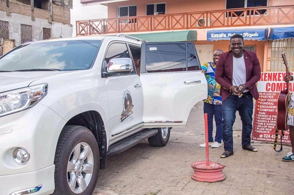 Kumi Guitar with his GHC 2b car