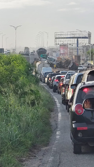 There is heavy vehicular traffic on the Pokuase-Achimota stretch of the overpass