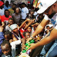 McDan giving out drinks to feed the destitute on the street