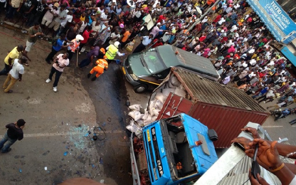 The head of the trailer loaded with sugar fell off and dropped onto the ground