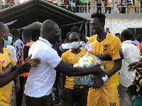 Medeama defender Baba Musah Abdulai(R)