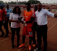 Nana Bonsu receives his award from Enugu Rangers fans