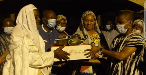 Second lady Mrs Samira Bawumia presenting some items to Fulanis affected by the flood