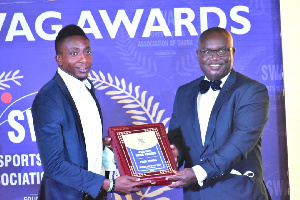 Felix Annan receiving his award