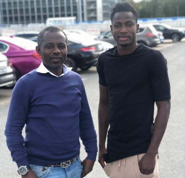 Dreams FC President Mohammed, Jiji Alifoe (L) visits Ghana defender Baba Abdul Rahman.