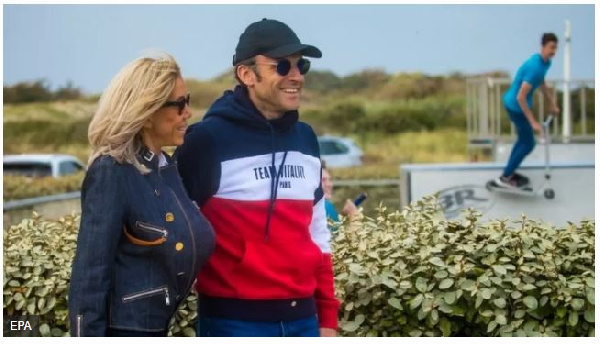 On di night before election Mr Macron and e wife Brigitte stroll go beach